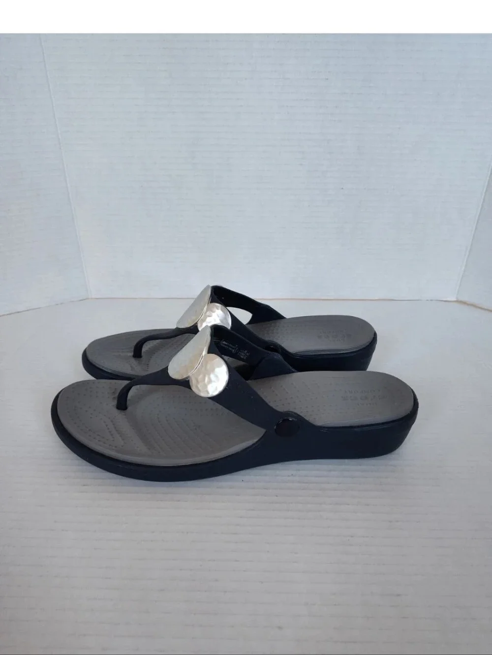 Crocs Women Sanrah Hammered Circle Wedge Flip Flops Size 10 Navy Grey Metallic